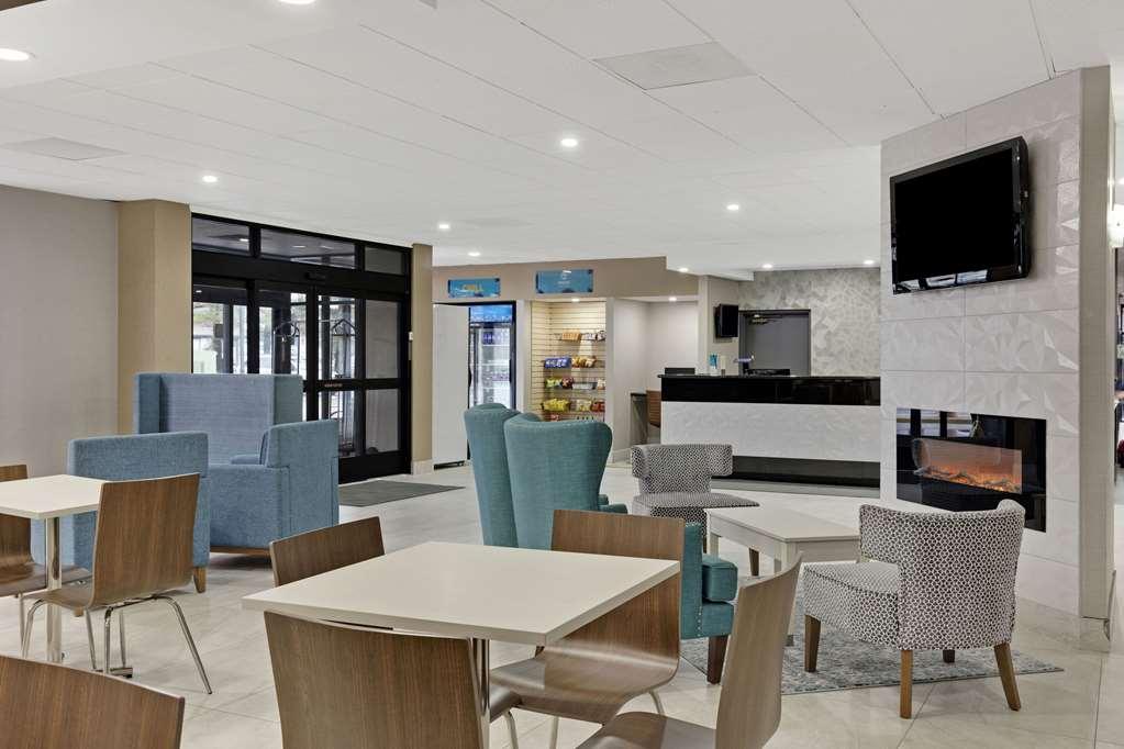 Готель Clarion Pointe Near Erie Casino Ресторан фото