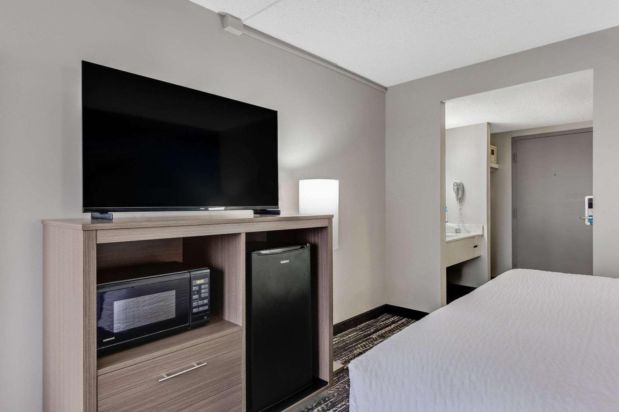Готель Clarion Pointe Near Erie Casino Екстер'єр фото
